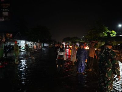 Walikota Bandar Lampung, Eva Dwiana saat meninjau genangan air di Jl. Yos Sudarso, Kecamatan Panjang, Selasa, (13/5).