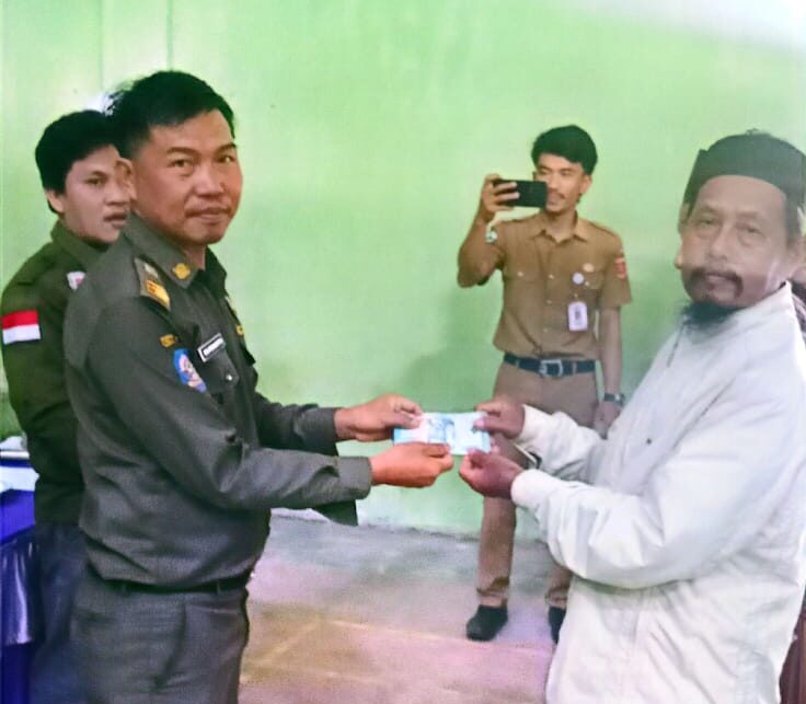 Pj Peratin Pekon Hanakau Kembali Salurkan BLT DD Tahap II, Sekaligus Pamit dari Jabatan