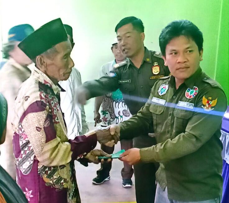 Pj Peratin Pekon Hanakau Kembali Salurkan BLT DD Tahap II, Sekaligus Pamit dari Jabatan