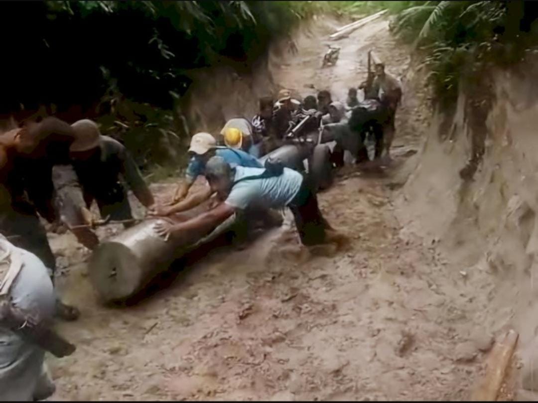 Warga Dua Dusun di Lampung Barat Gotong Royong Demi Hadirnya Listrik PLN
