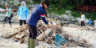 Bersama Jaga Alam, Zita Anjani Pimpin Aksi Bersih Pantai Minang Rua