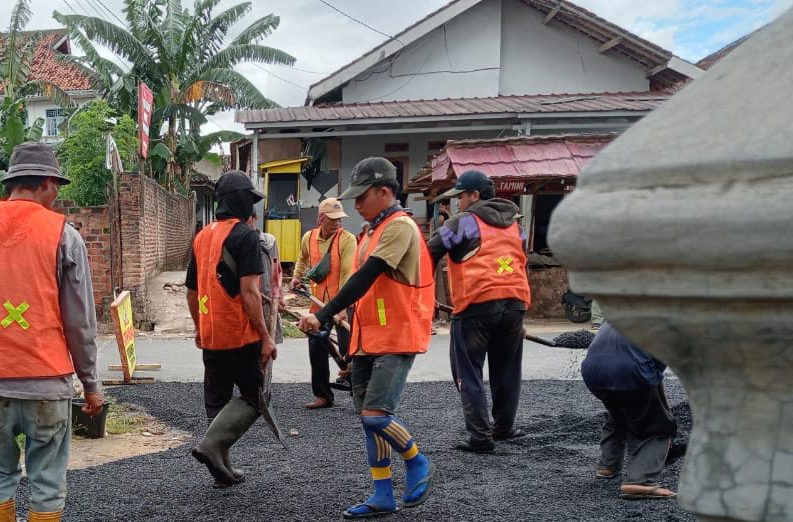 Tim pekerja Dinas PU Kota Bandarlampung melakukan pengaspalan jalan. 