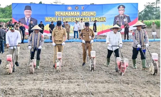 Polri Turun ke Ladang, Produksi Pangan Melonjak: Zulhas Tegaskan Gotong Royong Kunci Ketahanan Nasional
