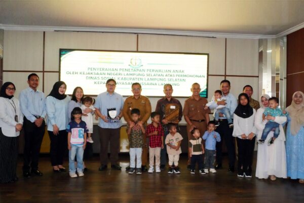 Delapan Anak Yayasan Bussaina Dapat Kepastian Hukum, Kajari Lamsel Serahkan Penetapan Perwalian